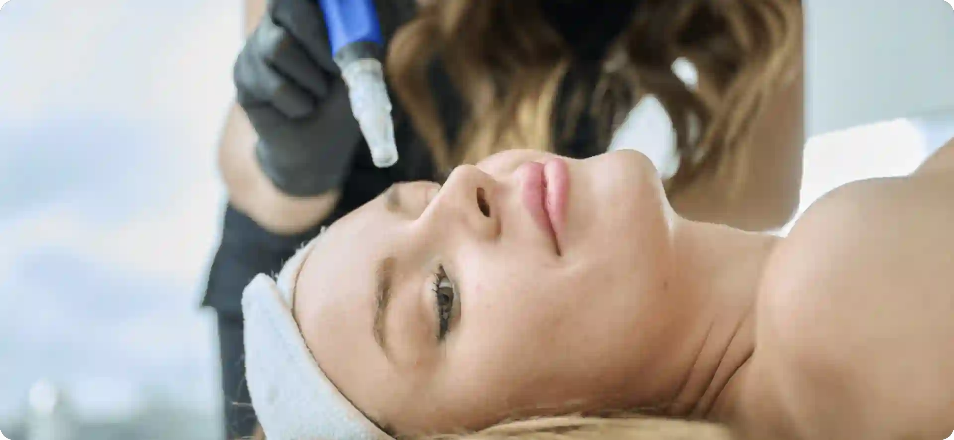 How Do Microneedles Trigger New Collagen and Elastin in Loose Skin Leeds?